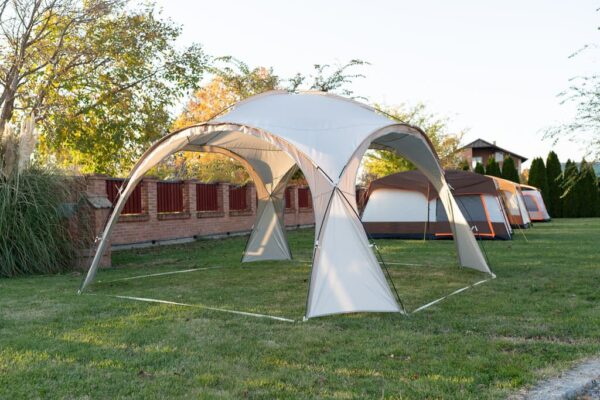 tenda-velika-1-4 Postavljanje tende za kampovanje