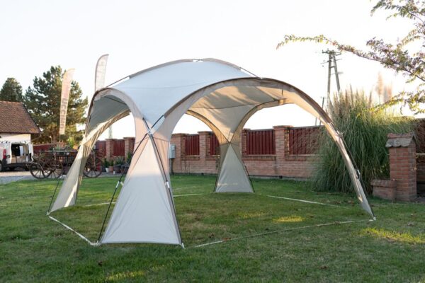 tenda-velika-1-5 Tenda za kampovanje – zaštita od sunca i kiše